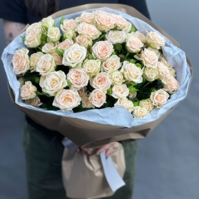 Нежный букет из 17 кремовых кустовых роз (60 см) в Ивантеевке