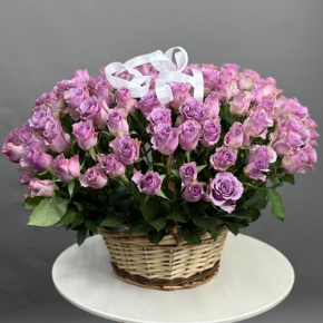 Композиция в корзине из 131 кенийской розы (40 см) в Ивантеевке