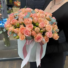 Композиция из кустовых роз в шляпной коробке " Персиковый мусс" в Ивантеевке