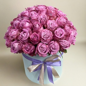 Композиция в шляпной коробке из 51 розы Меритим в Ивантеевке