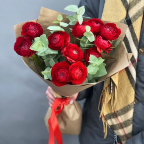 Букет из 11 ранункулюсов и эвкалипта в Ивантеевке