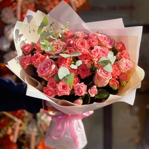 Букет "Деко" из кустовых коралловых роз и роз Софи Лорен в Ивантеевке