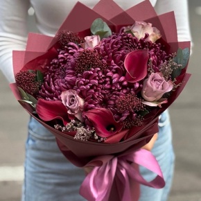 Букет "Импульс" из скиммии, калл, роз и хризантем Бигоуди в Ивантеевке