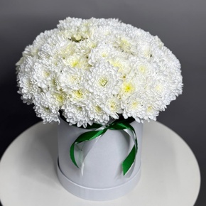 Композиция в шляпной коробке "Виолетта" из кустовых хризантем в Ивантеевке