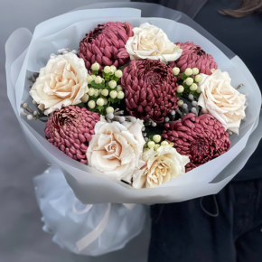 Букет "Всё что тебе касается" из хризантем Бигоуди, роз Эквадор Квиксенд и гиперикума в Ивантеевке