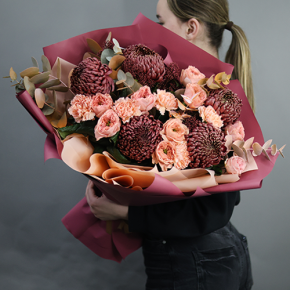 Букет "Осенний блюз" из хризантем Бигоуди, диантусов, скиммии и роз Риджентс парк  в Ивантеевке