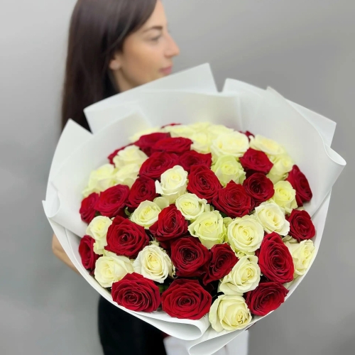 Букет из 51 красно-белой розы 70 см в Ивантеевке
