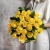 Букет из 25 лимонных роз с рускусом (40 см) в Ивантеевке Букет из 25 лимонных роз с рускусом (40 см) в Ивантеевке