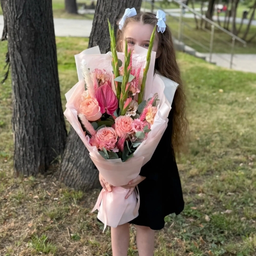 Букет на 1 сентября с гладиолусами, розами и антуриумом в Ивантеевке