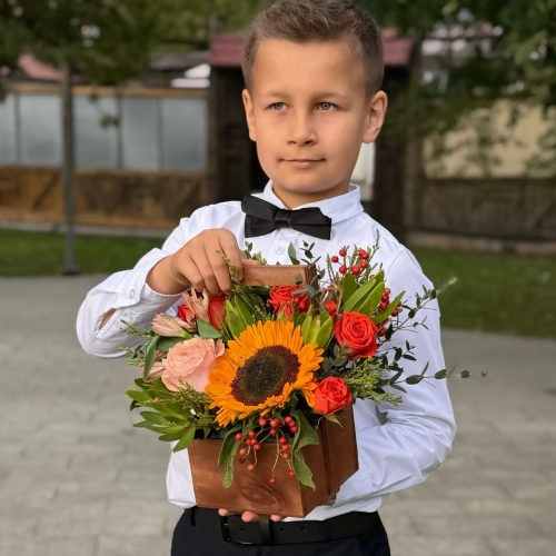 Деревянный ящик с подсолнухом, розами и калиной в Ивантеевке