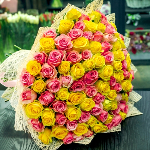 Букет из 101 розовой и лимонной розы (50 см) в Ивантеевке