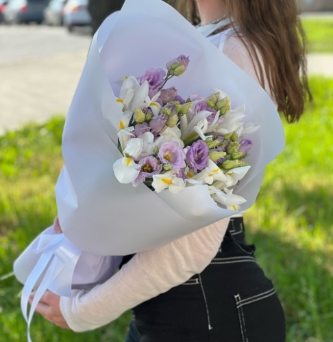 Букет "Вива ла дива" из эустом и ирисов в Ивантеевке