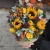 Композиция в сумке "Тональность" из подсолнухов, калл, ягод вибирнума, лимонных роз, скиммии и орхидеи в Ивантеевке