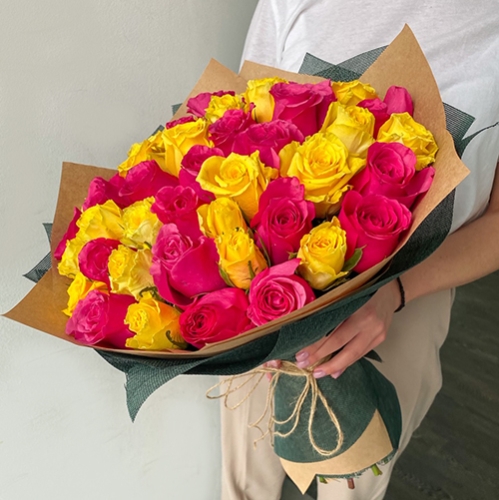 Букет из 51 малиновой и лимонной розы (40 см) в Ивантеевке