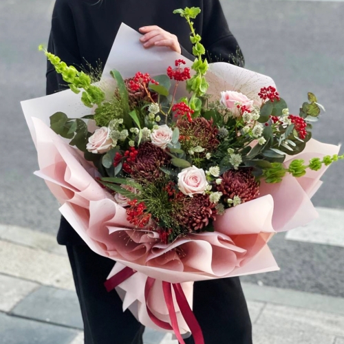 Букет "Вернисаж" из калины, хризантем Бигоуди, молюцеллы, паникума, роз и астранции в Ивантеевке