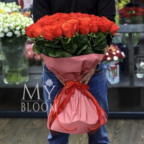 Букет 51 коралловая роза (60 см) в Ивантеевке