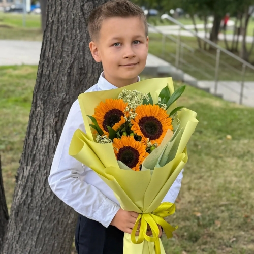 Букет на 1 сентября из 3 подсолнухов и лимониума в Ивантеевке