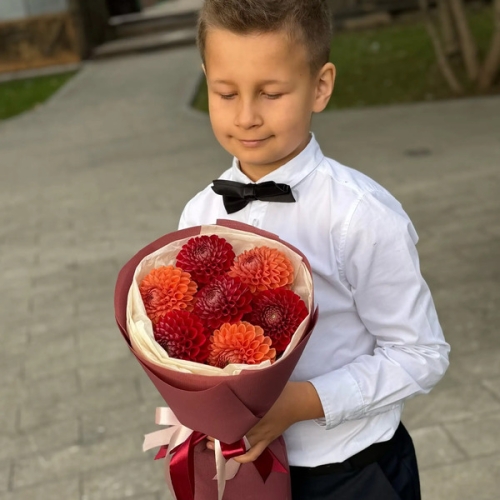 Букет из 7 сезонных георгин в Ивантеевке