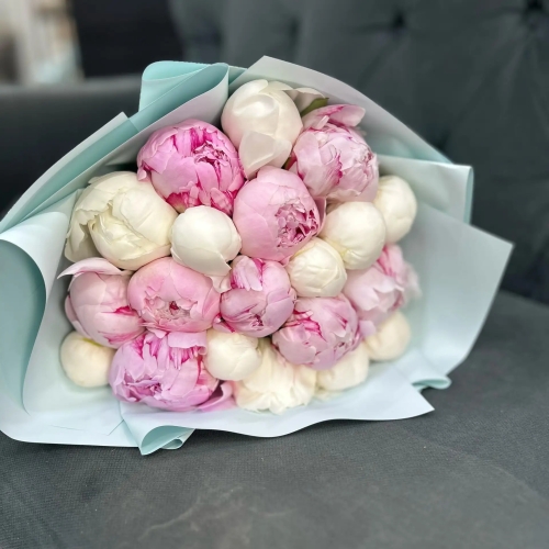 Микс из 19 бело-розовых пионов в Ивантеевке