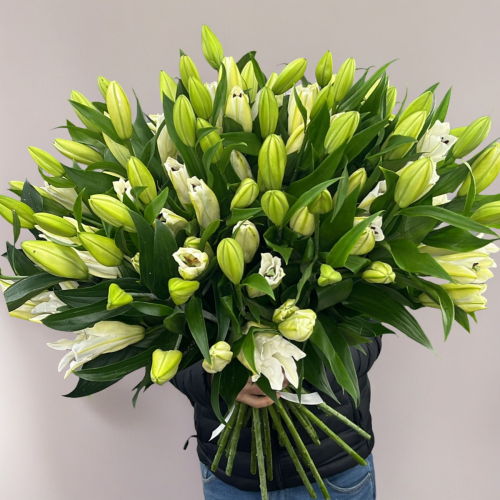 Объемный букет из 27 ароматных белых лилий в Ивантеевке