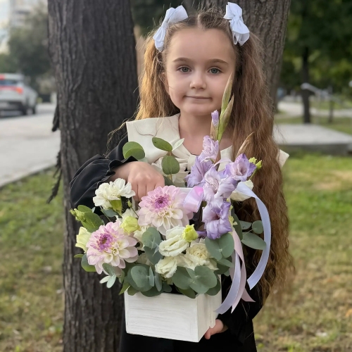 Композиция с георгинами на 1 сентября в белом ящике в Ивантеевке