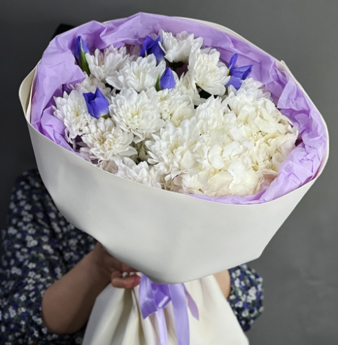 Букет "Грация" из ирисов, гортензии и кустовых хризантем в Ивантеевке