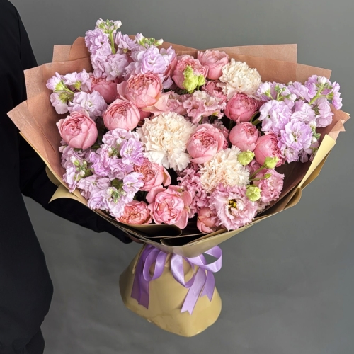 Букет "Амели" из ароматных маттиол, пионовидных кустовых роз Джульетта  эустом и диантусов в Ивантеевке