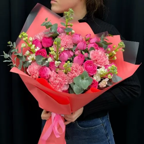 Букет " Малиновый шейк" с розами, гвоздикой и маттиолой в Ивантеевке