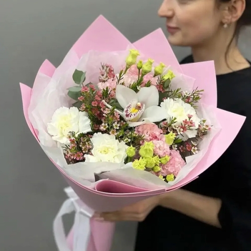 Букет с королевской орхидеей, диантусами, эустомой и шамелациумом в Ивантеевке