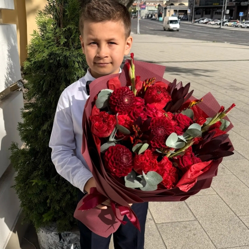 Букет с георгинами, розами и леукадендроном в Ивантеевке