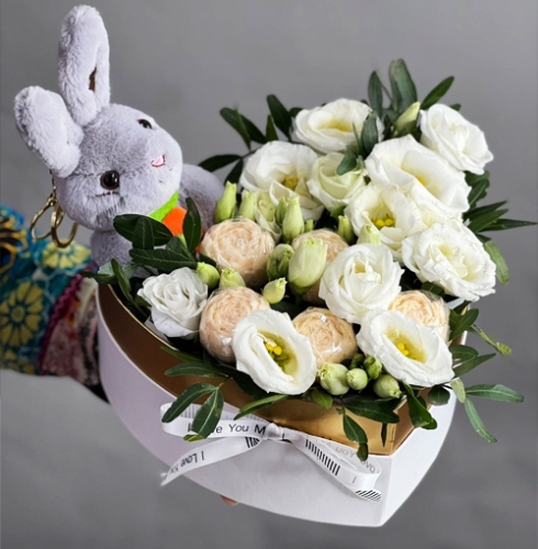 Композиция в коробке сердца из шоколадных пионов и эустом в Ивантеевке